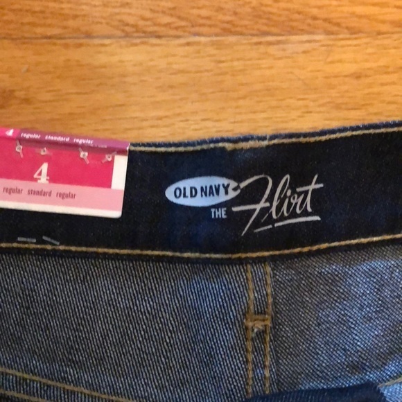NWT Old Navy “The‎ Flirt” Dark Wash Shorts Size 4 - Picture 2 of 5
